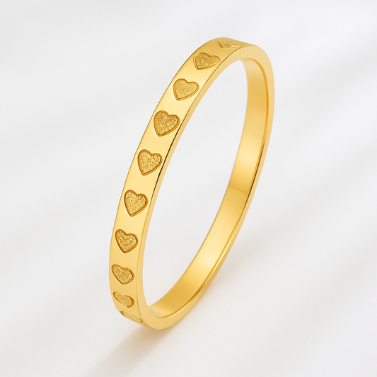 Ring mit Herzenmuster