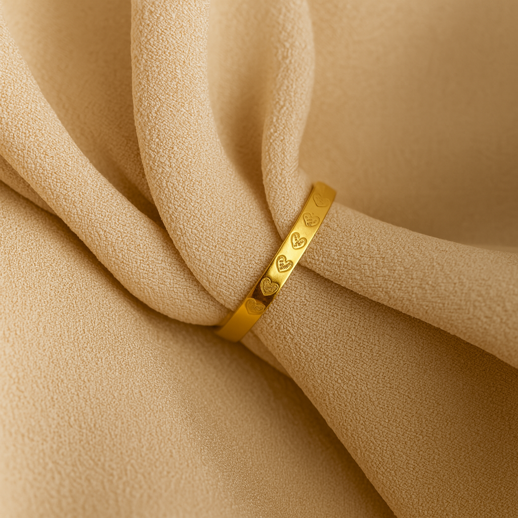 Ring mit Herzenmuster