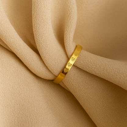 Ring mit Herzenmuster