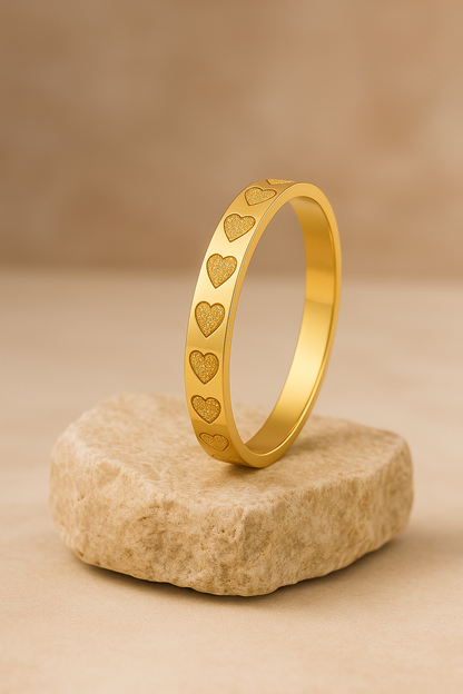 Ring mit Herzenmuster
